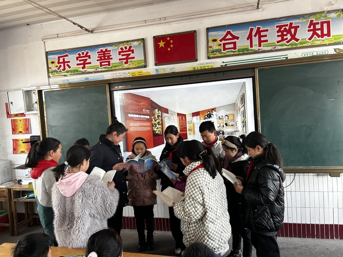 “講雷鋒 學(xué)雷鋒 做雷鋒”活動(dòng)宣講進(jìn)校園 雷鋒精神薪火相傳 (3).jpg