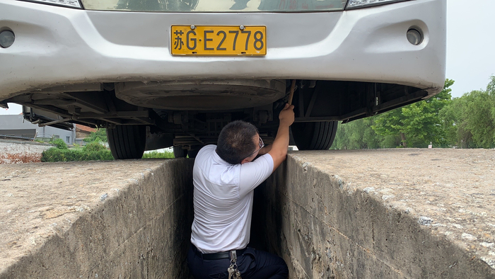 贛榆公司做好高考學(xué)生接送車輛安全專項(xiàng)檢查工作 (4).jpg