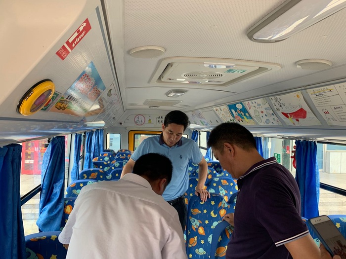縣交通運(yùn)輸局檢查灌云欣達(dá)校車(chē)夏季安全運(yùn)營(yíng)工作 (1).jpg