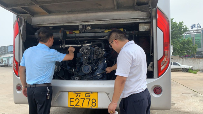 贛榆公司做好高考學(xué)生接送車輛安全專項(xiàng)檢查工作 (1).jpg