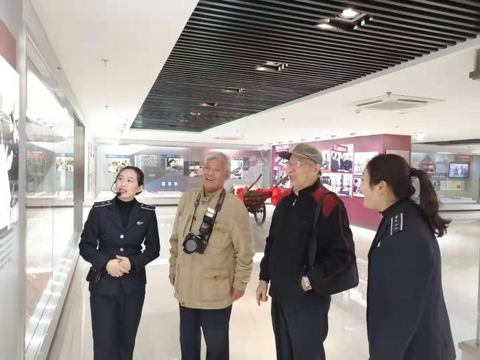 連云港日報社調(diào)研員劉昌征參觀“雷鋒車”事跡陳列館.jpg