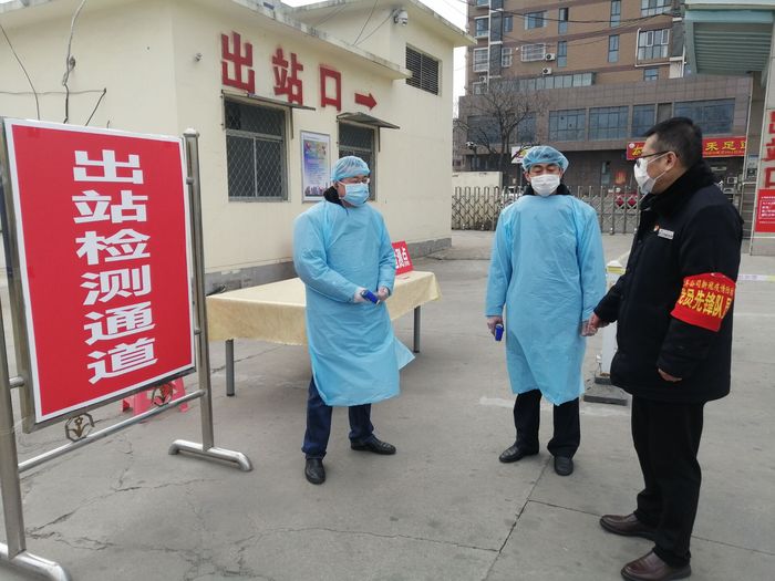 快客公司全力做好返連旅客體溫檢測(cè)工作1.jpg