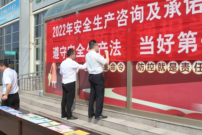 汽車公司積極開展2022年安全生產(chǎn)咨詢?nèi)蒸叱兄Z簽名活動(dòng)3.JPG