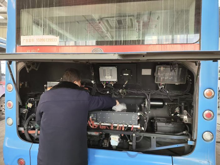 凈艙除患守平安 金盛公交開展車輛后機(jī)箱專項(xiàng)檢查除灰行動.jpg