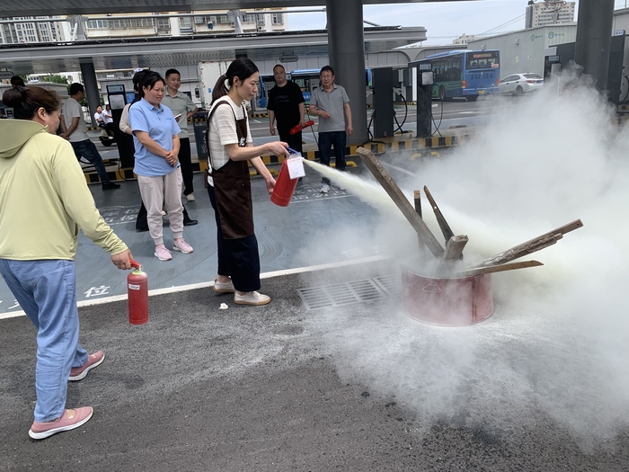 連汽綠配開展超充站充電火災(zāi)應(yīng)急實(shí)操演練 筑牢場站安全防線.jpg
