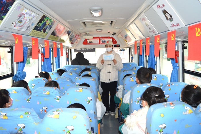 灌云欣達校車：用愛和擔(dān)當(dāng)護航復(fù)學(xué)路 (1).JPG