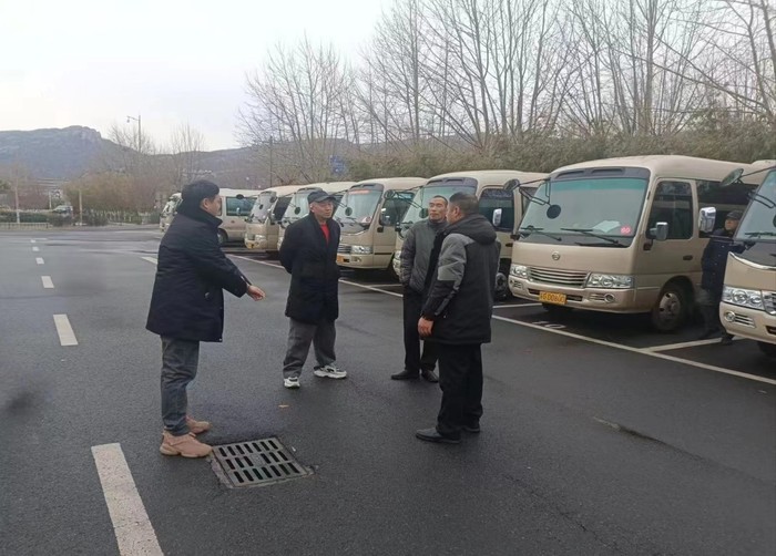 通勤公司安全管理人員深入一線，檢查指導(dǎo)駕駛員安全保暢工作.jpg