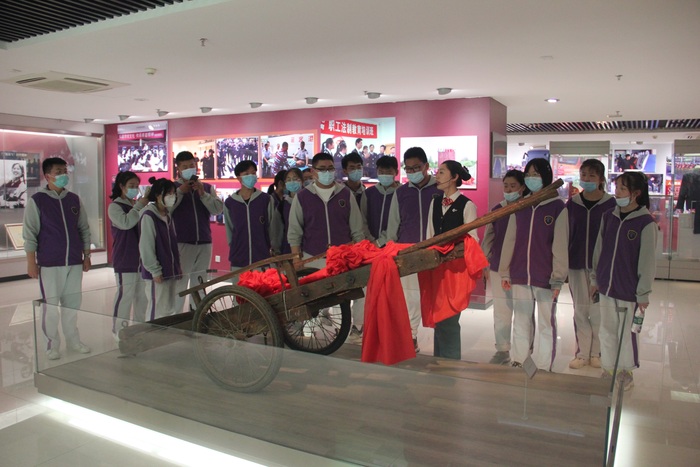 20200520連云港開發(fā)區(qū)高級中學組織團員參觀“雷鋒車”陳列館2.JPG