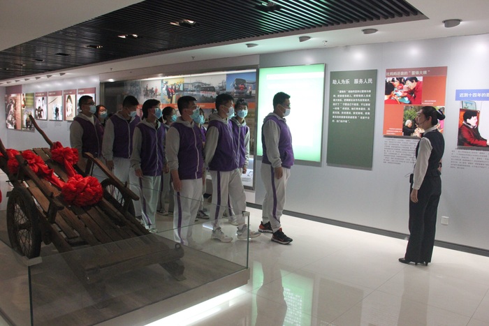 20200520連云港開發(fā)區(qū)高級中學組織團員參觀“雷鋒車”陳列館1.JPG