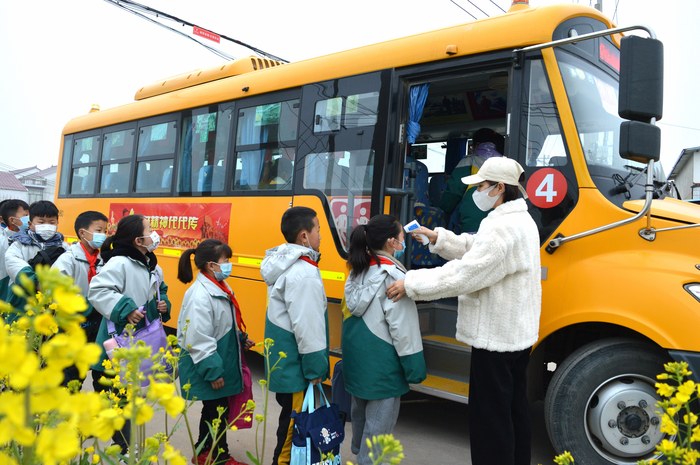 灌云欣達校車：用愛和擔(dān)當(dāng)護航復(fù)學(xué)路 (4).JPG