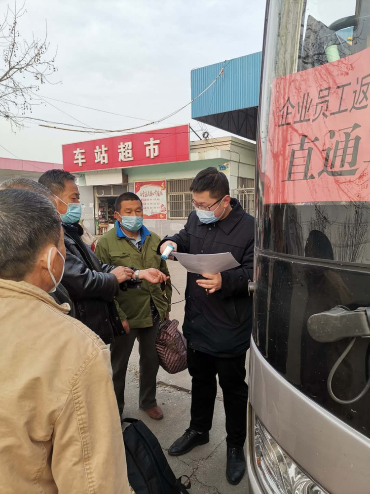 贛榆公司做好農(nóng)民工返崗包車(chē) (1).jpg