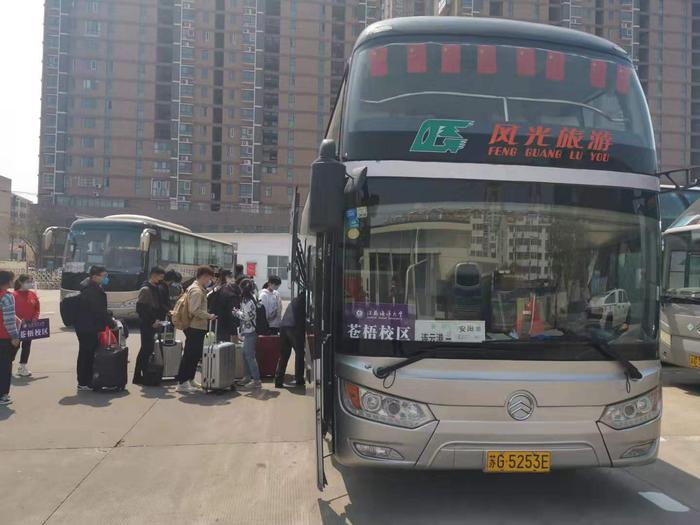 快客公司為江蘇海洋大學(xué)返校大學(xué)生保駕護(hù)航2.jpg