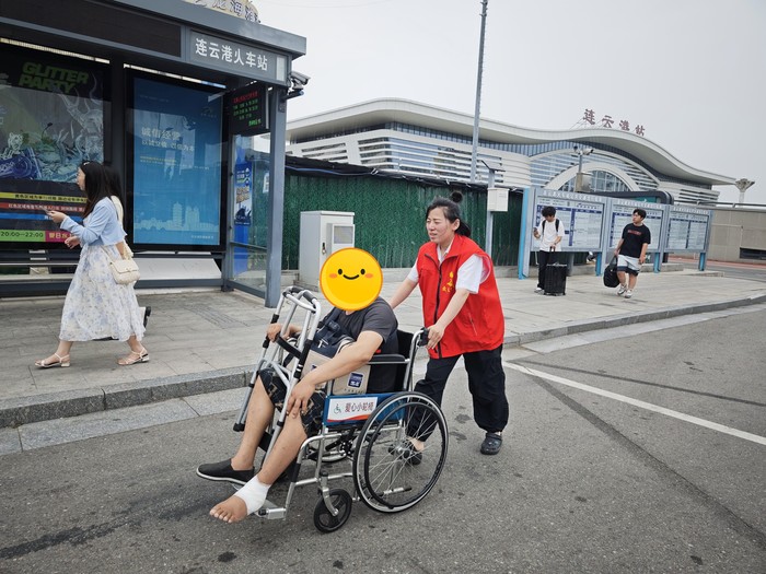 暑日暖心助行：“雷鋒車”手朱敏詮釋奉獻(xiàn)擔(dān)當(dāng) (3).jpg