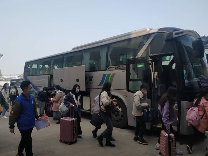快客公司為江蘇海洋大學(xué)返校大學(xué)生保駕護(hù)航4.jpg