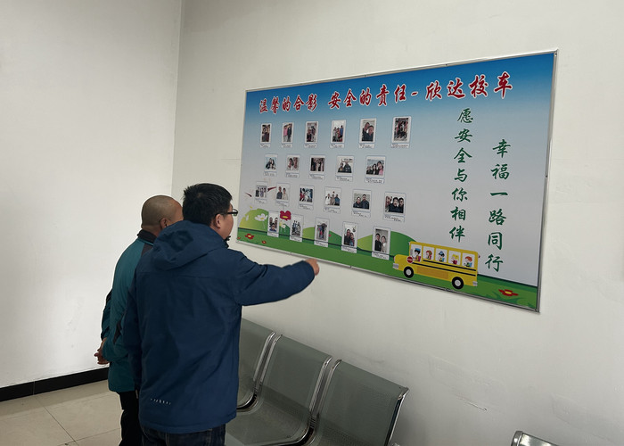 1114 欣達(dá)校車：溫馨的合影貼上墻 安全的責(zé)任記于心 --劉潔君 (2).jpg