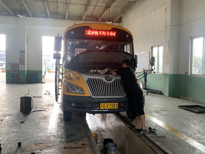 0831連汽灌云欣達(dá)校車開(kāi)展車輛維護(hù)專項(xiàng)檢查（劉潔君） (2).jpg