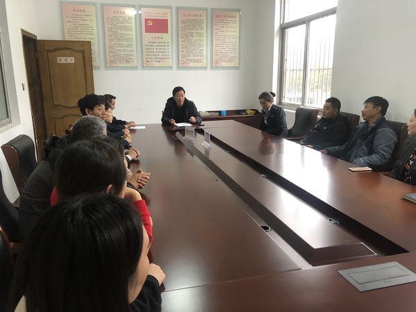 灌南公司開展對(duì)標(biāo)找差強(qiáng)黨性為民服務(wù)解難題主題黨日活動(dòng) (2).JPG