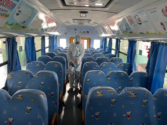 0831連汽灌云欣達(dá)校車開(kāi)展車輛維護(hù)專項(xiàng)檢查（劉潔君） (1).jpg