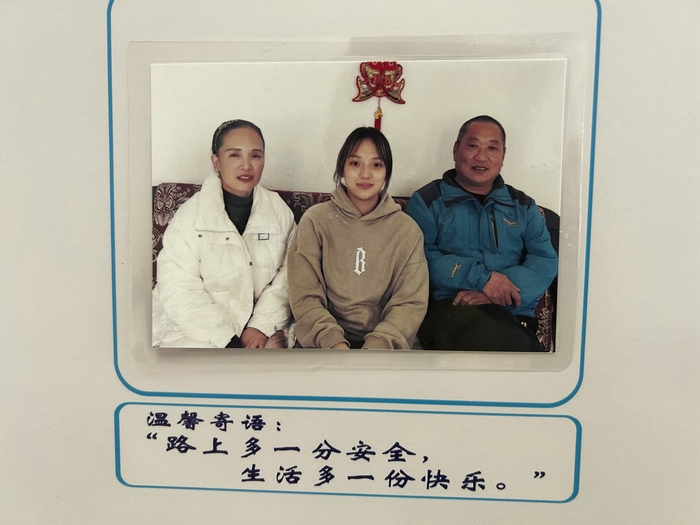 1114 欣達(dá)校車：溫馨的合影貼上墻 安全的責(zé)任記于心 --劉潔君 (3).jpg