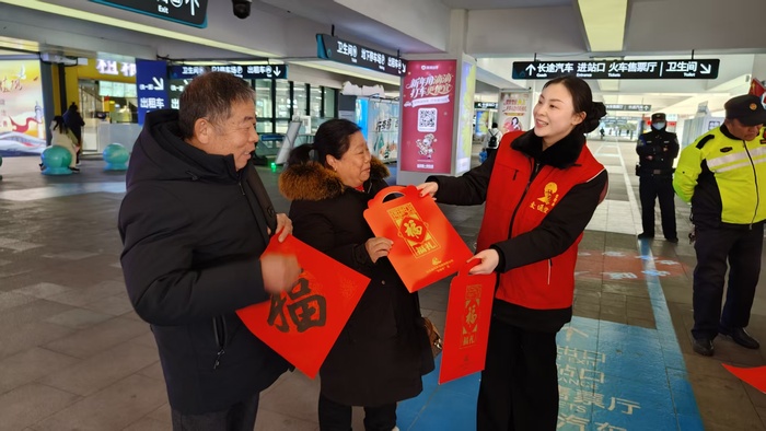 筆墨傳情送福瑞   驛站暖心伴歸途—連汽“雷鋒車(chē)”組送春聯(lián)迎新春 (2).jpg