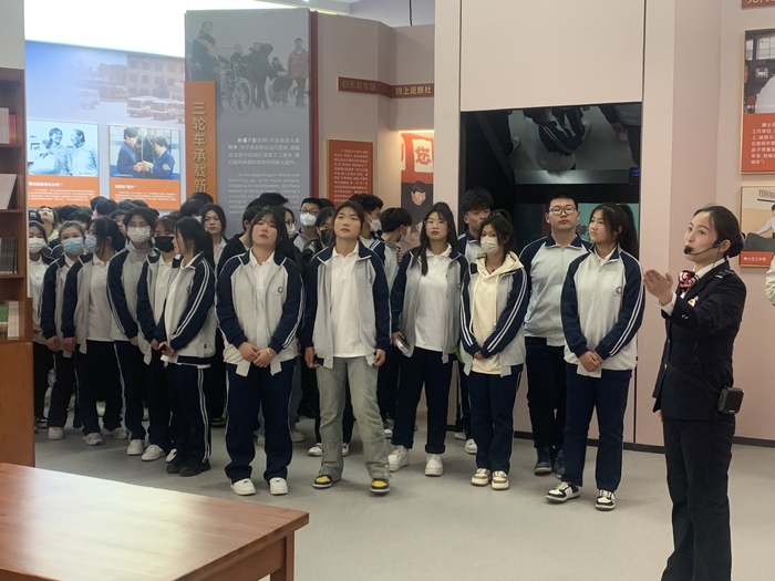 李園園接待參觀學(xué)生.jpg