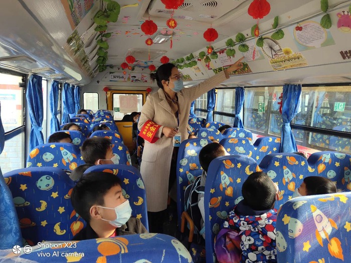 “中國夢、勞動美”主題車廂亮相灌云欣達(dá)校車 (2).jpg