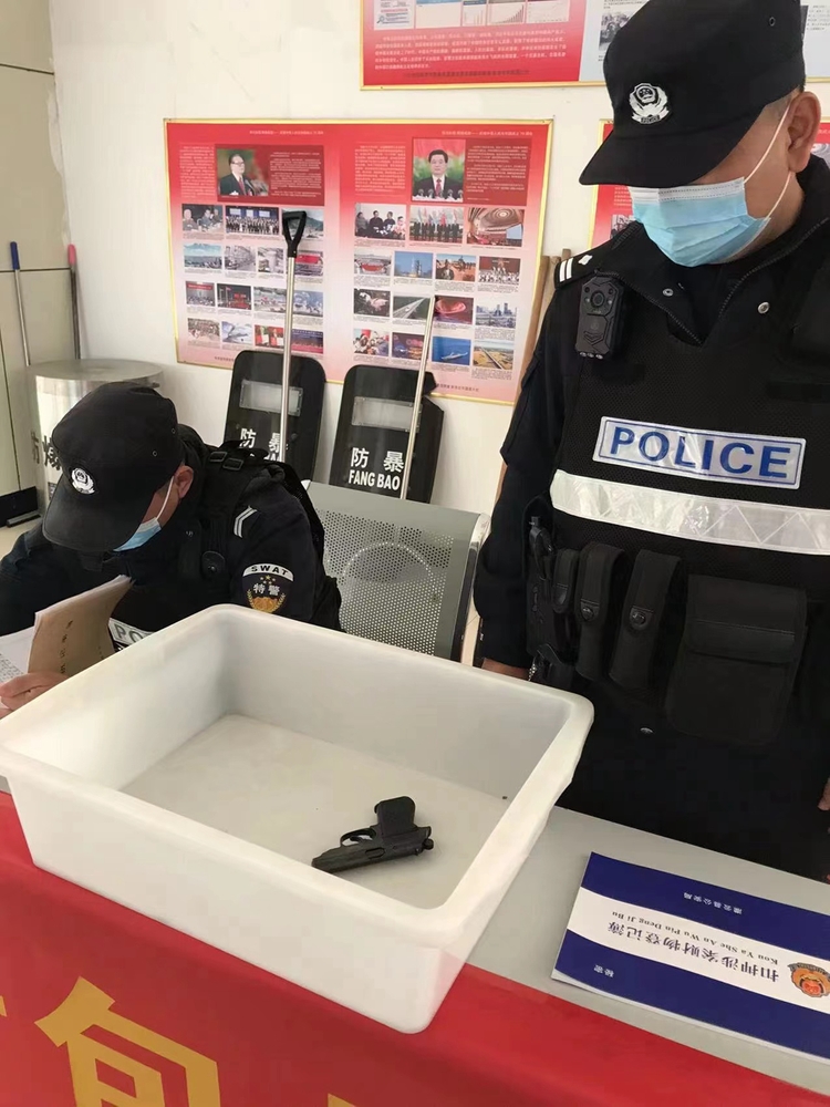 連汽灌云汽車客運(yùn)站安檢員查出省反恐暗查“仿真槍”被表揚(yáng) (4).jpg