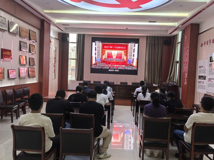 連汽定制客運(yùn)事業(yè)部開(kāi)展黨員固定學(xué)習(xí)日活動(dòng) (3).jpg
