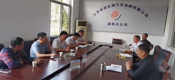 客車廠家技術(shù)人員對(duì)灌南公司存在問題鎮(zhèn)村公交車進(jìn)行排查整改1.jpg
