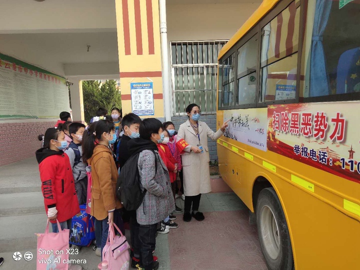 “中國夢、勞動美”主題車廂亮相灌云欣達(dá)校車 (1).jpg