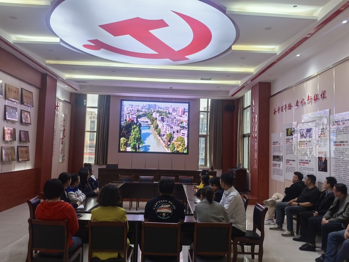 連汽定制客運(yùn)事業(yè)部開展黨員固定學(xué)習(xí)日活動.jpg