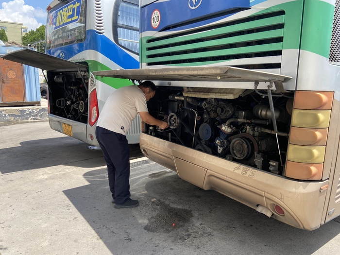 連汽定制客運(yùn)事業(yè)部開展運(yùn)營車輛發(fā)動機(jī)艙專項(xiàng)清潔活動.jpg