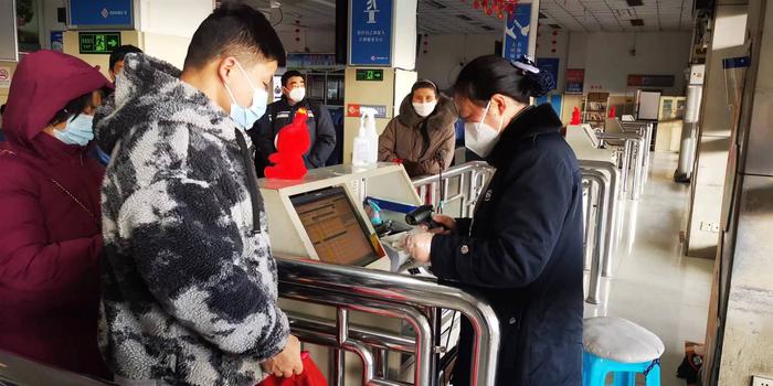 2春節(jié)期間，站務(wù)檢票人員為乘車旅客檢票.jpg