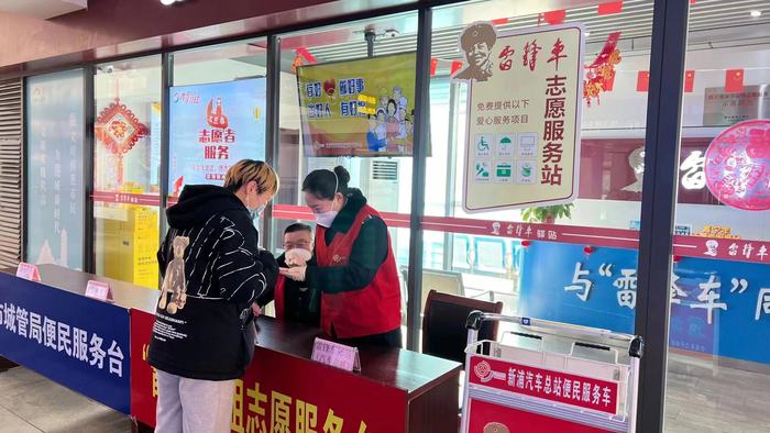 6春節(jié)期間，雷鋒車驛站的雷鋒車手為旅客答疑解惑.jpg