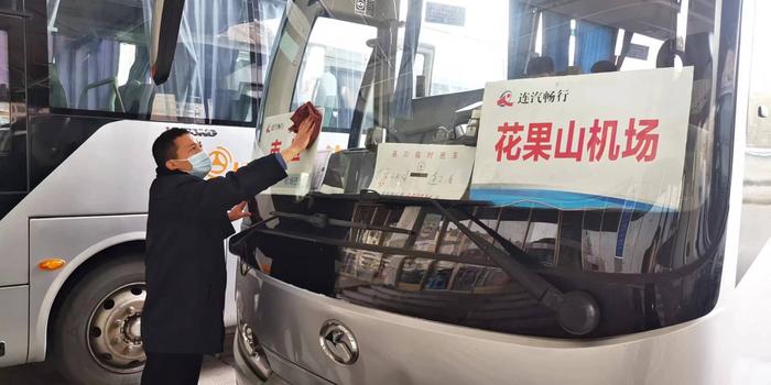 1春節(jié)期間，駕駛員對(duì)車輛進(jìn)行清洗，給車輛提供良好乘坐環(huán)境.jpg