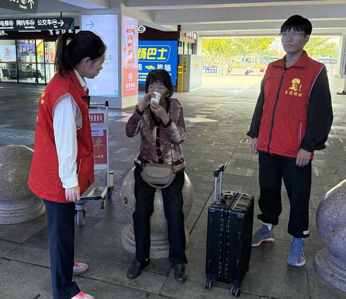 連汽“雷鋒車”驛站再展溫情，助七旬老人渡難關 (2).jpg
