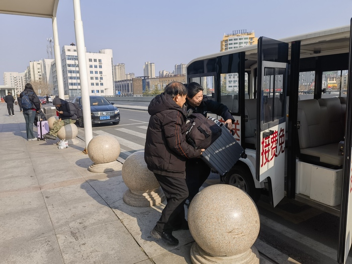 雷鋒車暖心護送，助老人順利乘車.jpg