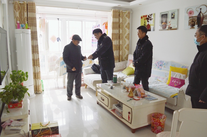 連汽灌云公司領(lǐng)導(dǎo)班子節(jié)前慰問(wèn)退休老干部.png