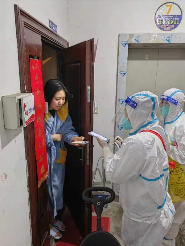 周科灼為在家隔離為居民上門做核算采樣登記工作.jpg