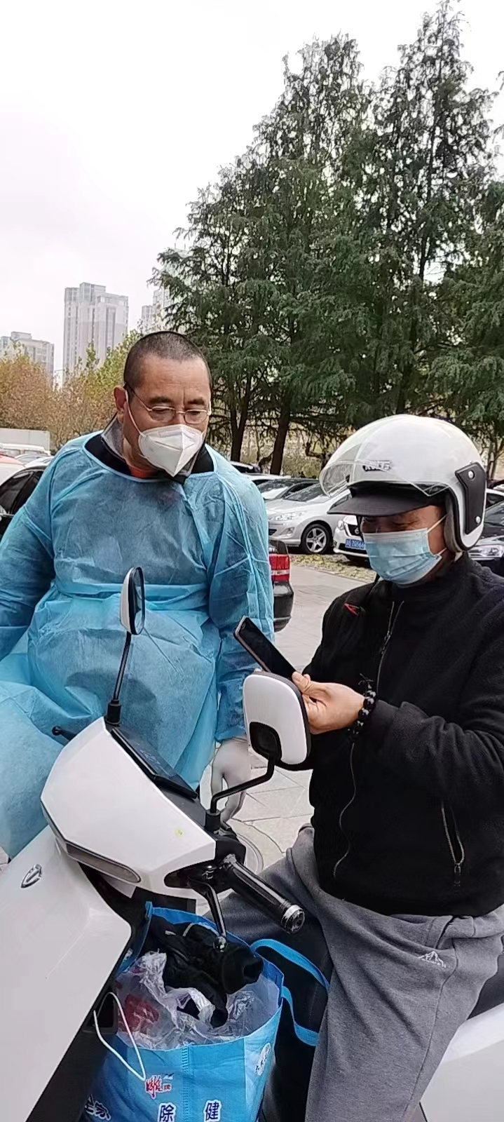 胡可勇檢查居民蘇康碼.jpg