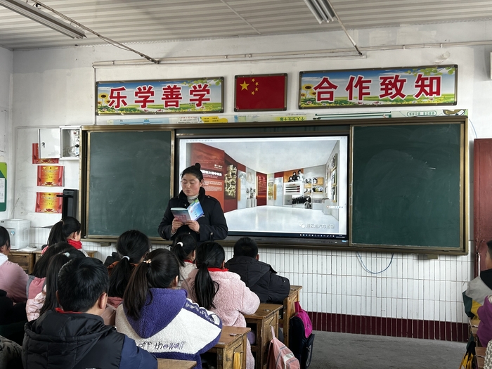 “講雷鋒 學(xué)雷鋒 做雷鋒”活動(dòng)宣講進(jìn)校園 雷鋒精神薪火相傳 (1).jpg