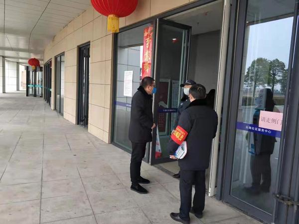 快客公司黨支部班子成員走進社區(qū)，全力推進返崗返工包車定制業(yè)務的開展3.jpg