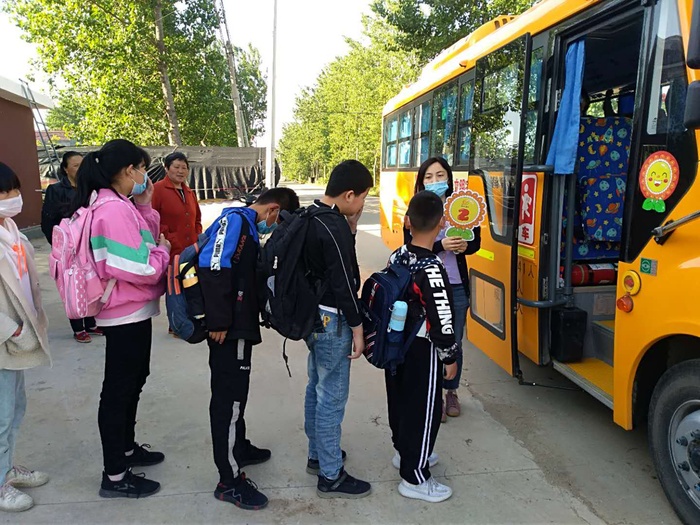 六一兒童節(jié)，灌云欣達校車亮牌服務新形象  (4).jpg