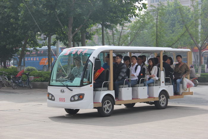 用觀光電動車幫助旅客.JPG
