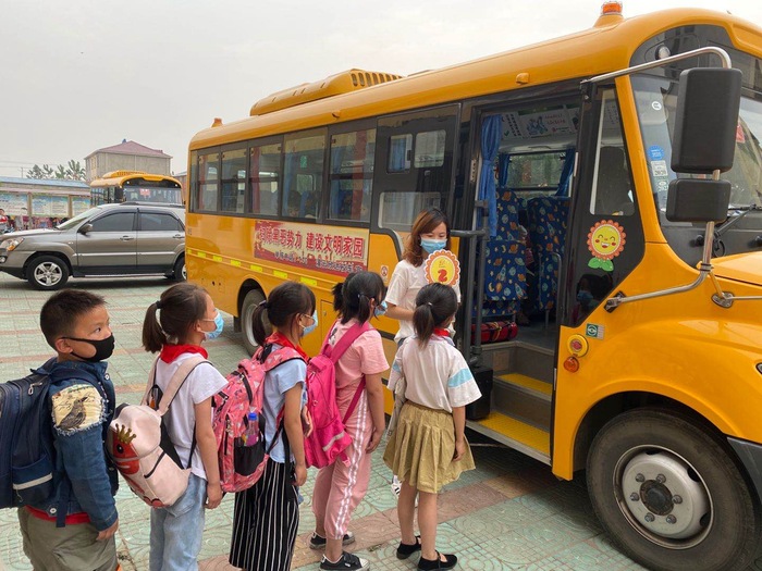 六一兒童節(jié)，灌云欣達校車亮牌服務新形象  (3).jpg