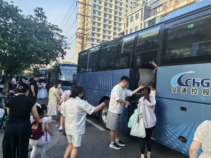 連汽定制客運(yùn)事業(yè)部圓滿完成幼小學(xué)用車保障任務(wù) (4).jpg