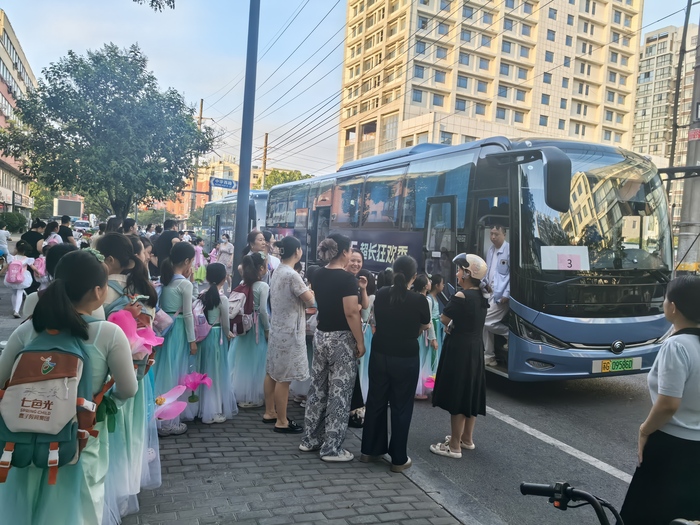 連汽定制客運(yùn)事業(yè)部圓滿完成幼小學(xué)用車保障任務(wù) (3).jpg