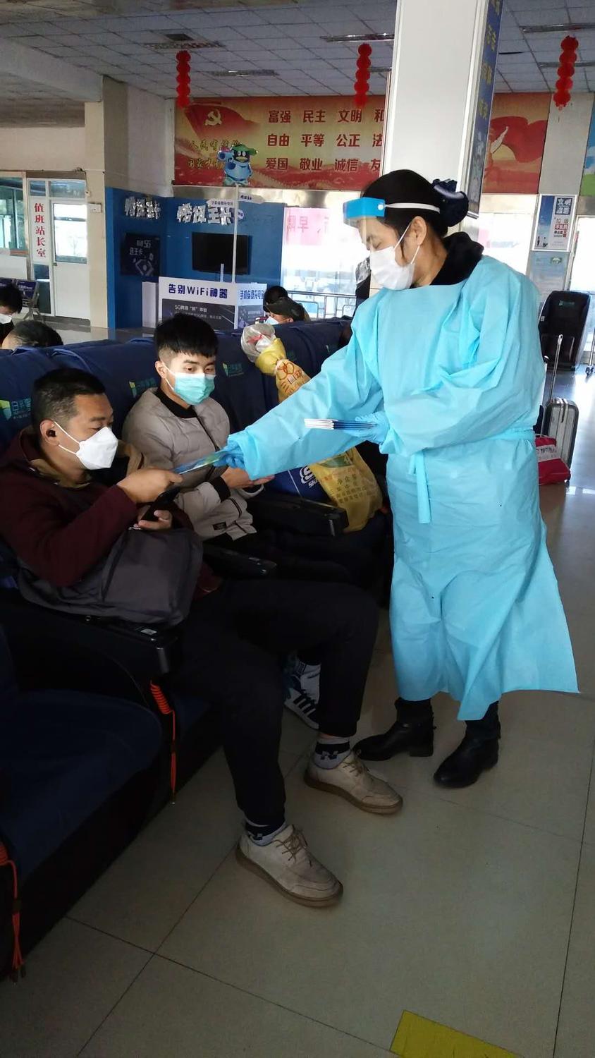蘇欣快客站為旅客發(fā)放《連汽出行手冊(cè)》1.jpg