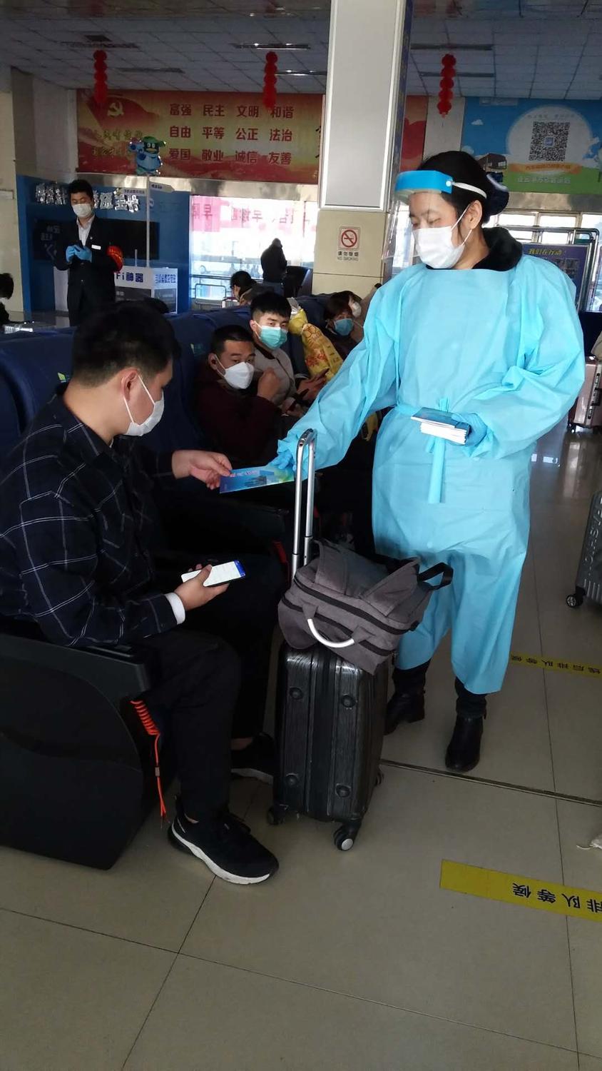 蘇欣快客站為旅客發(fā)放《連汽出行手冊(cè)》2.jpg