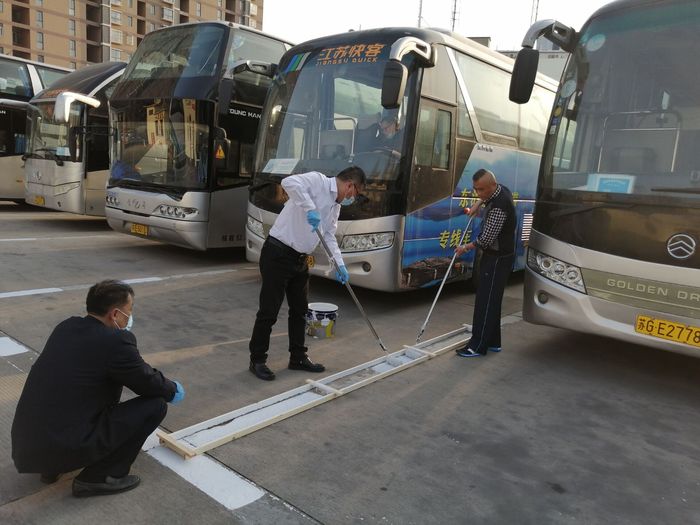 快客公司重新規(guī)劃停車泊位線，規(guī)范車輛停放秩序1.jpg